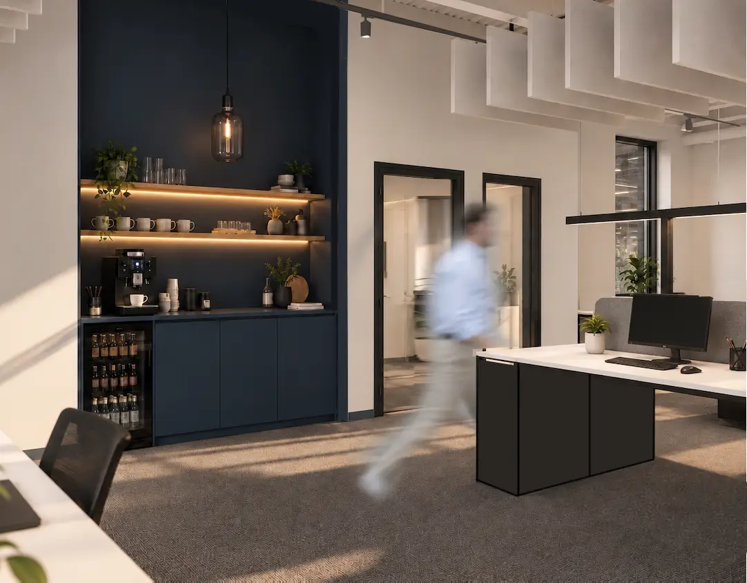 Entwurfsvisualisierung Bürobereich: dunkelblaue Kaffeenische mit Pendelleuchte und beleuchteten Regalen, Akustiksegel an der Decke und Arbeitsplätze.