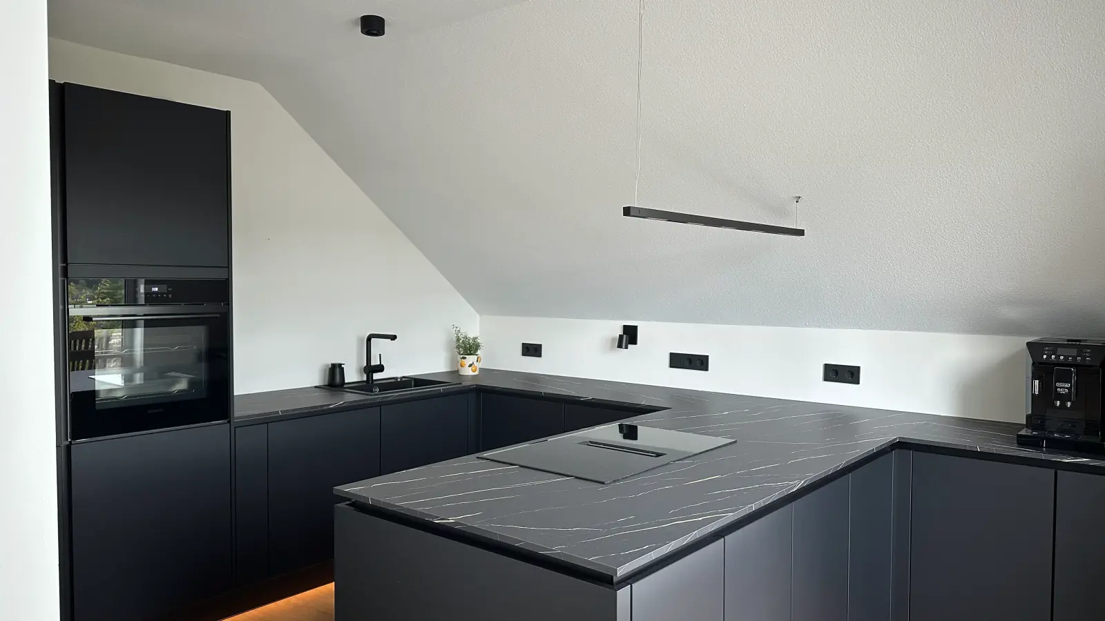 Innenarchitektur-Projekt moderne offene Wohnküche in Siegen und Umgebung: Vorher-Nachher-Fotos der fertigen Küche nach dem Einzug. Moderne offene Wohnküche