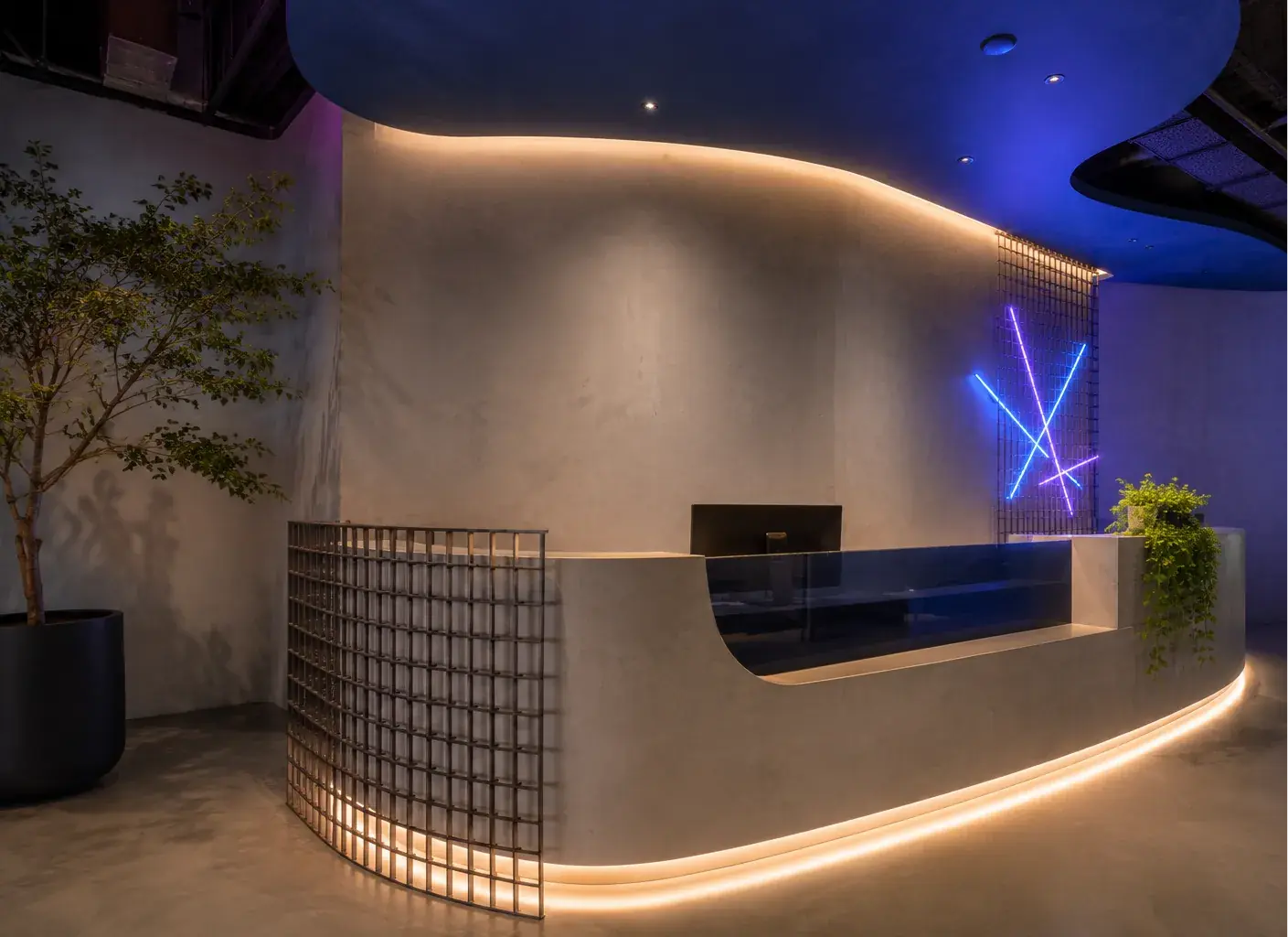 Entwurfsvisualisierung Office: Empfangstheke mit Gitterelement, Pflanzen und Neonlicht-Akzent.