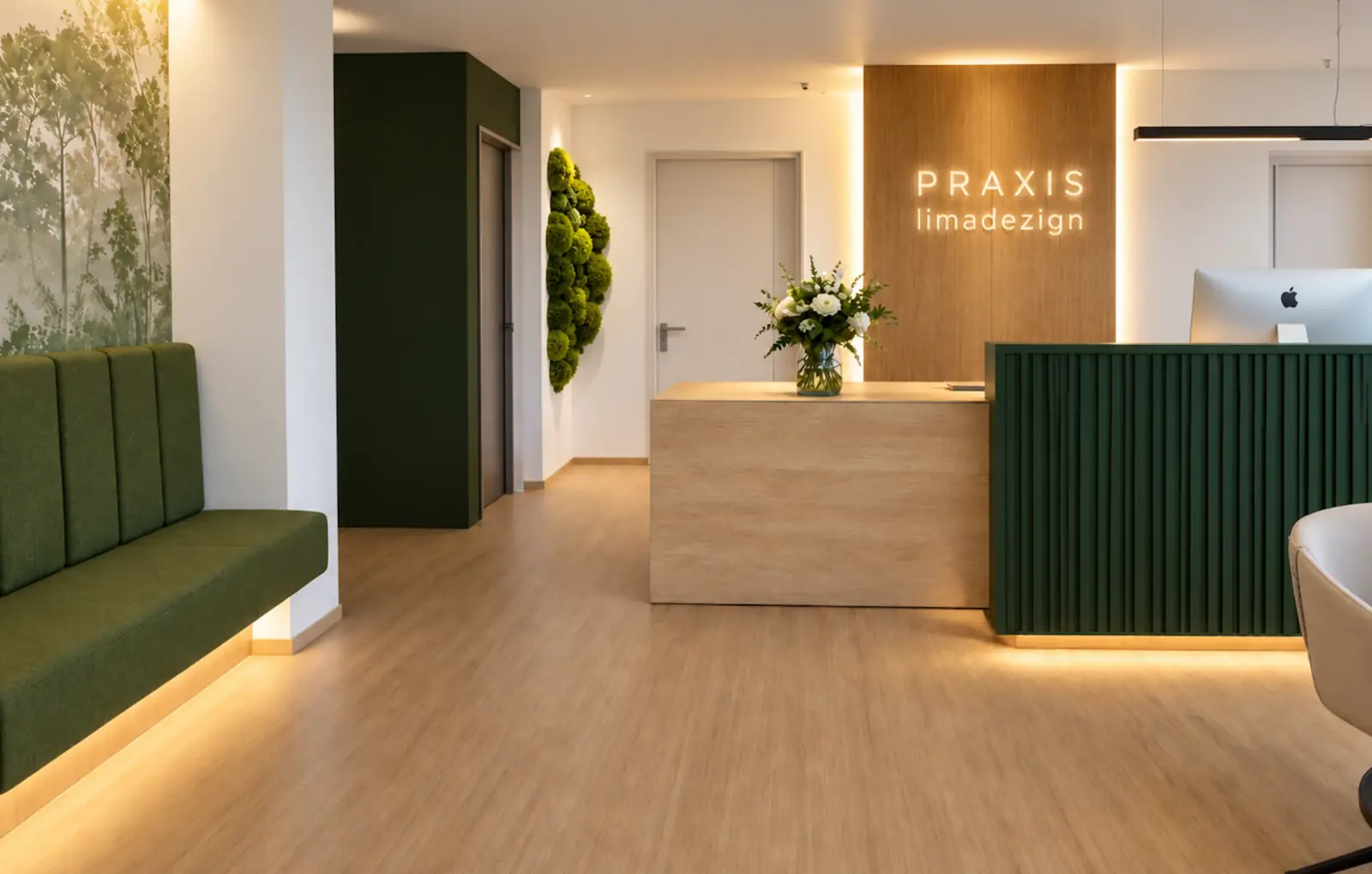 Innenarchitektur-Projekt Praxis in Siegen und Umgebung mit heller Materialität, natürlichen Tönen und ruhiger Raumstruktur. Empfang und Anmeldung einer Praxis mit grünen Akzenten, warmem Holz, Wartebank und indirekter Beleuchtung.