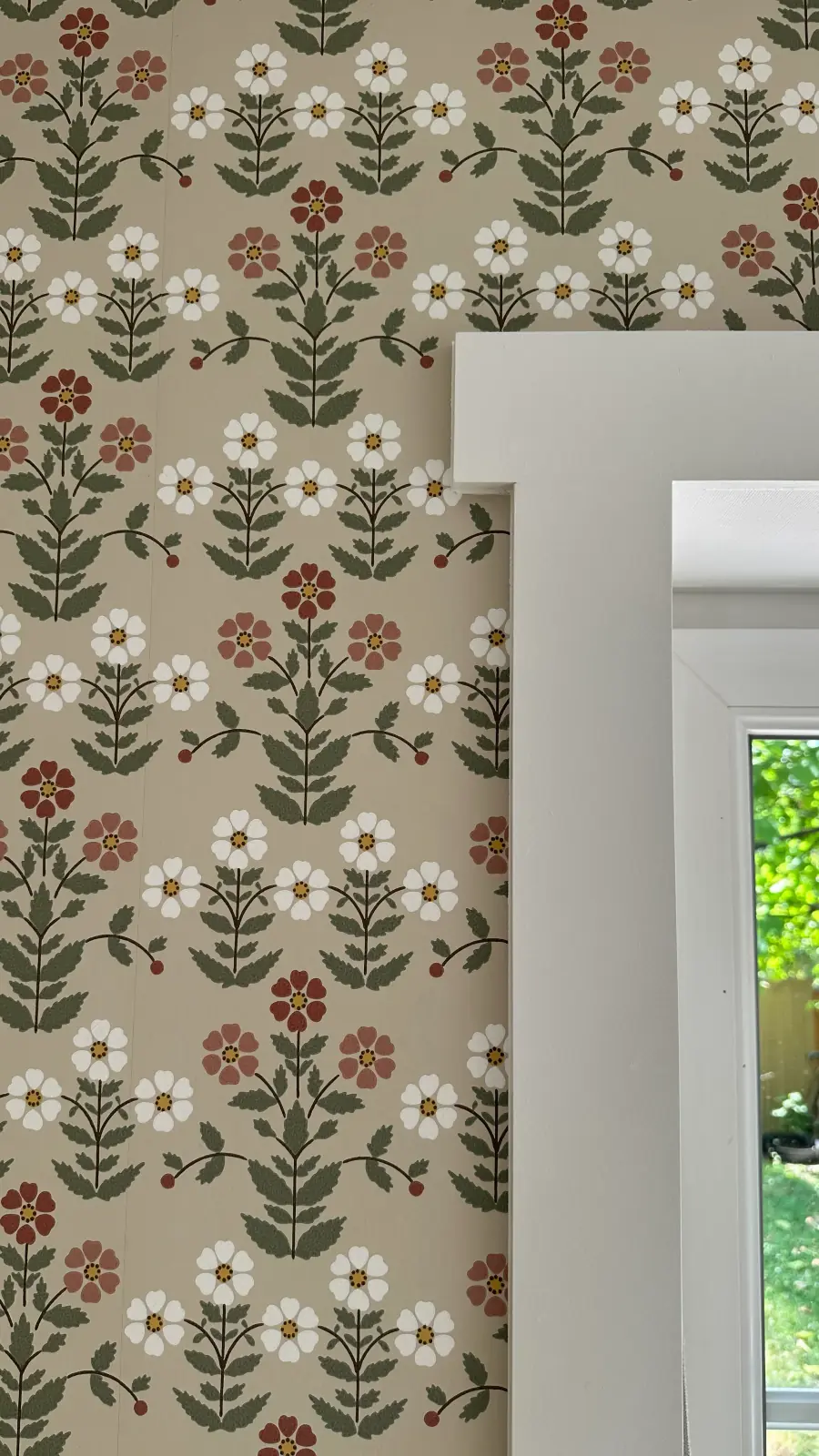 Wohnhaus K6 Detail: florale Mustertapete in Grün- und Rottönen am Fensteranschluss.