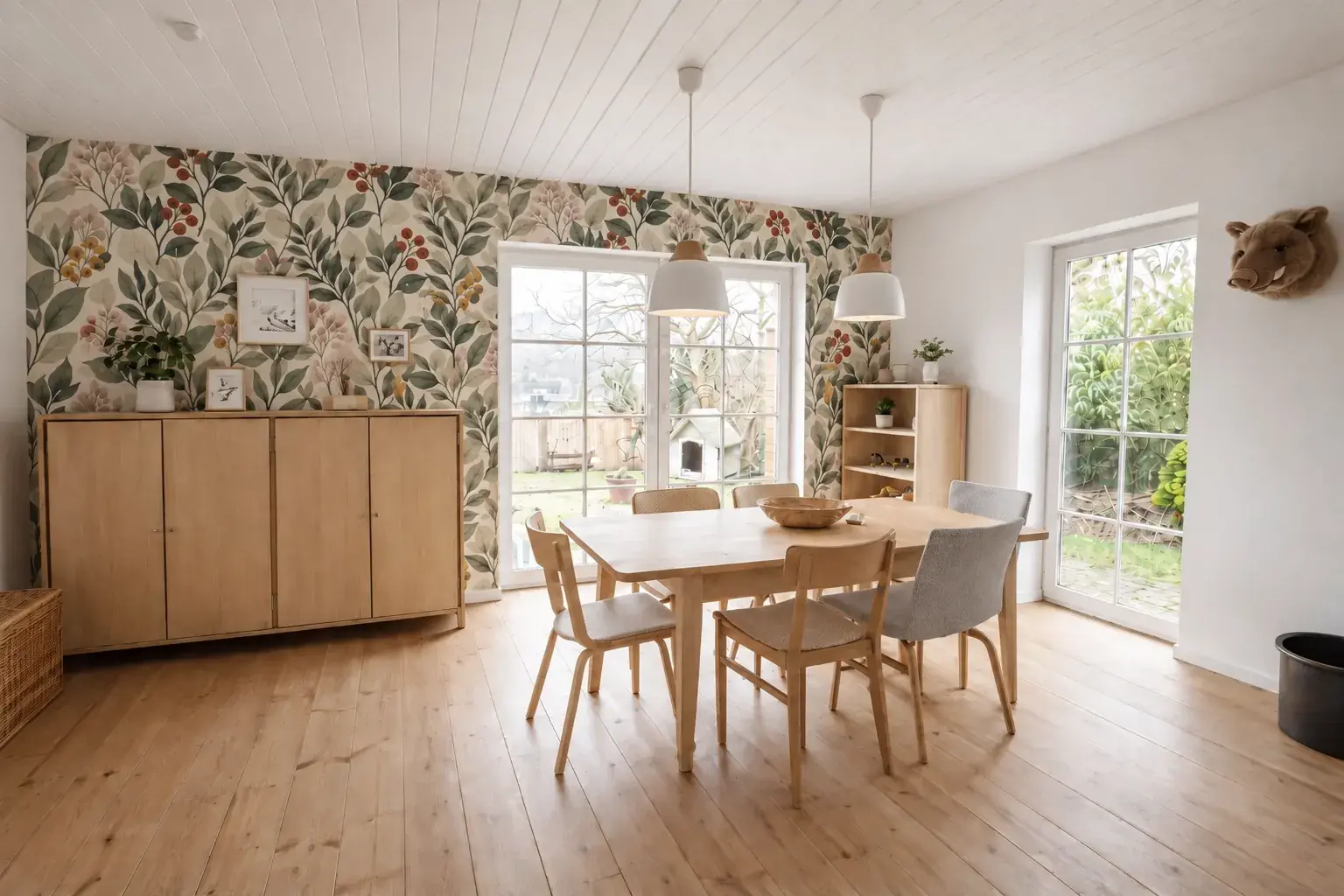 Entwurfsvisualisierung Wohnhaus K6: Essbereich mit großformatiger Blätter-Tapete als Variante der Wandgestaltung.